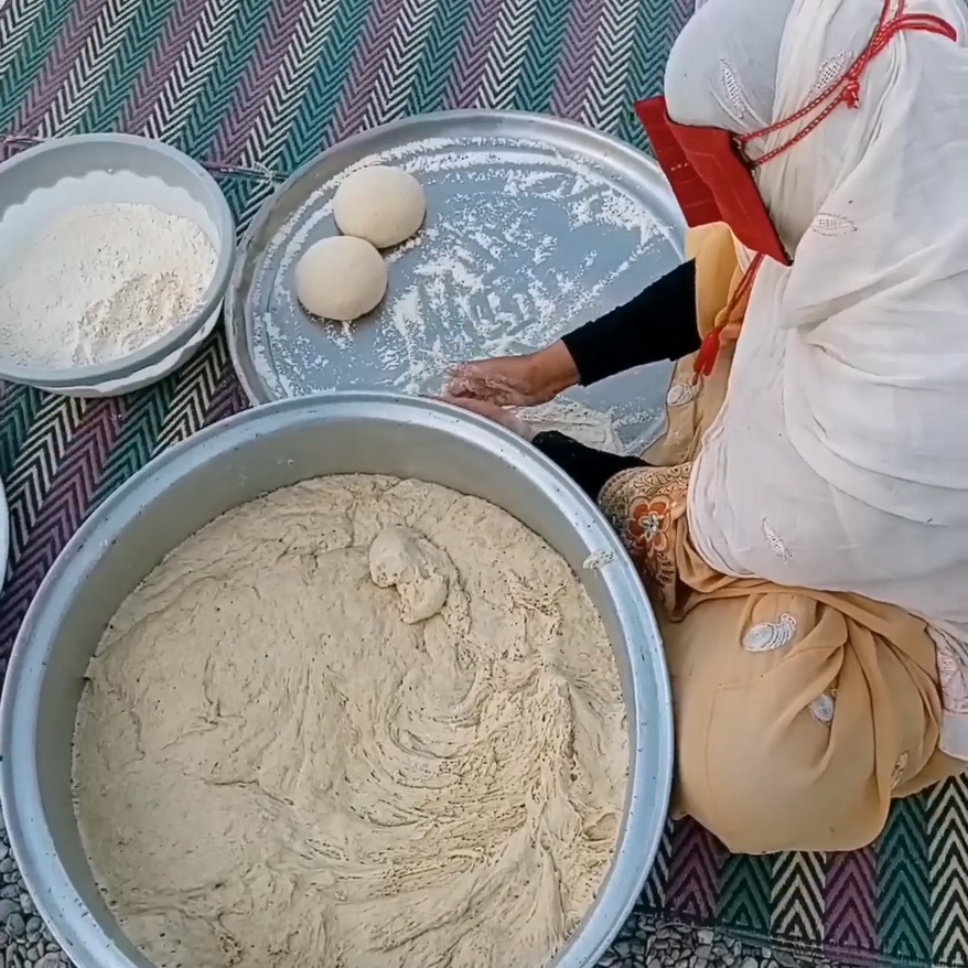 گزارش تصویری پخت نان در مناطق محروم استان هرمزگان از محل مبالغ واریزی به حساب‌های مؤسسه (جمعا ۱ میلیون تومان) جهت تهیه آرد برای این مناطق